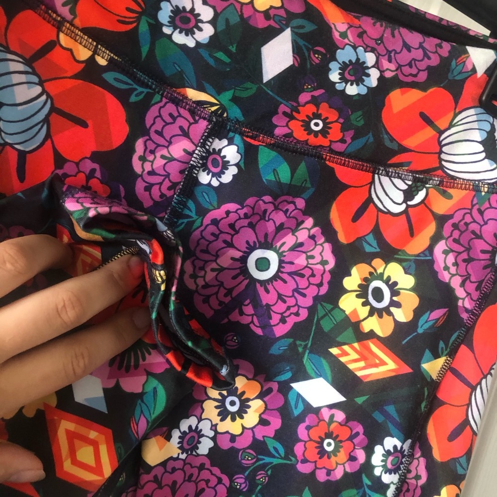 LulaRoe Jade Cropped Athletic Pants Size Small - Picture 5 of 7